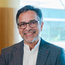 Portrait of Stowers Executive Director and Chief Scientific Officer Alejandro Sánchez Alvarado
